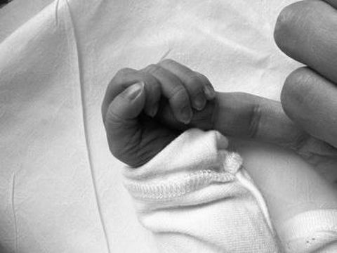 Kelahiran anak pertama Song Joong Ki dan Katy Louise Saunders