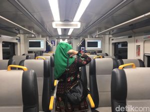 Ogah Berdesakan di KRL, Penumpang Naik KA Bandara dari Stasiun Batu Ceper