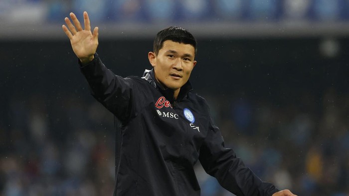 Soccer Football - Serie A - Napoli v Inter Milan - Stadio Diego Armando Maradona, Naples, Italy - May 21, 2023 Napolis Kim Min-jae acknowledges the fans after the match REUTERS/Ciro De Luca