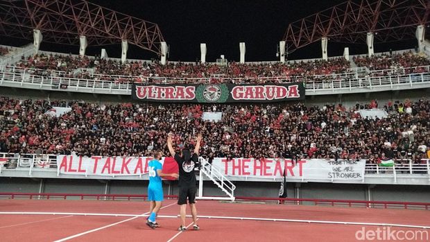 Kiper Palestina pimpin chant
