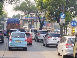 Lalin di Jalan S Parman Macet, Kendaraan Terobos Jalur TransJakarta