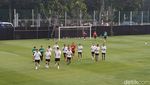 Foto Kain Hitam di Sekeliling Lapangan Latihan Timnas Indonesia