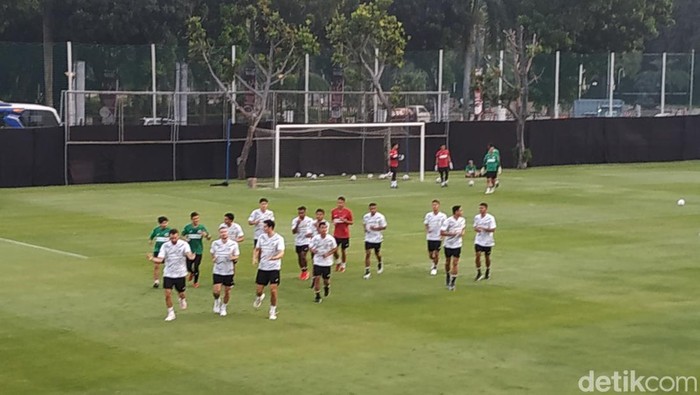 Latihan Timnas Indonesia hari Kamis (15/6) berjalan lebih ketat. Bahkan ada kain hitam di sekeliling lapangan timnas. Laga ini dihelat jelang melawan Argentina.