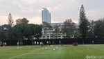 Foto Kain Hitam di Sekeliling Lapangan Latihan Timnas Indonesia