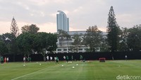 Timnas Indonesia mulai menjalani latihan di Jakarta untuk menyambut laga melawan Argentina. Foto: Muhammad Robbani/detikcom