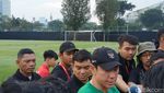 Foto Kain Hitam di Sekeliling Lapangan Latihan Timnas Indonesia
