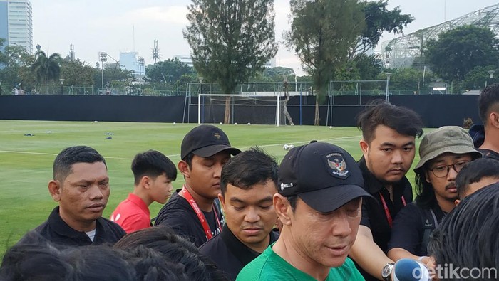 Latihan Timnas Indonesia, Indonesia vs Argentina Latihan Timnas Indonesia hari Kamis (15/6) berjalan lebih ketat. Bahkan ada kain hitam di sekeliling lapangan timnas. Laga ini dihelat jelang melawan Argentina.
