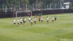 Foto Kain Hitam di Sekeliling Lapangan Latihan Timnas Indonesia