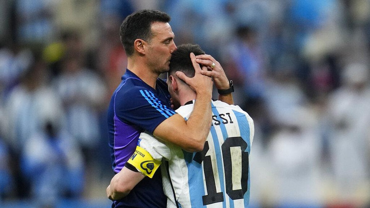 Lionel Scaloni dan Lionel Messi. (Foto: AP/Natacha Pisarenko)