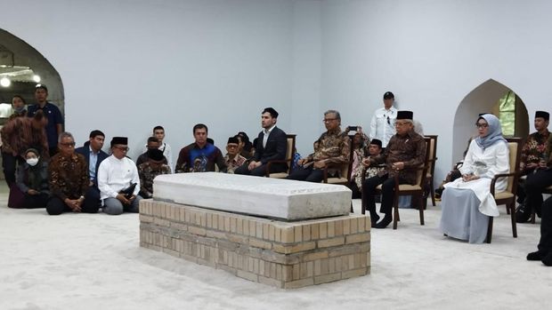 Ma'ruf Amin ziarah ke makam Imam Bukhari di Uzbekistan (Matius-detikcom)