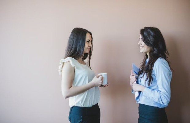 Meminta saran/ foto: Freepik/ freepik Dua perempuan sedang berbincang