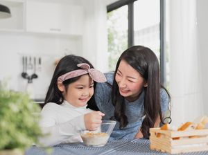 7 Pola Asuh Orang Tua yang Bisa Buat Anak Cerdas, Apa Saja?