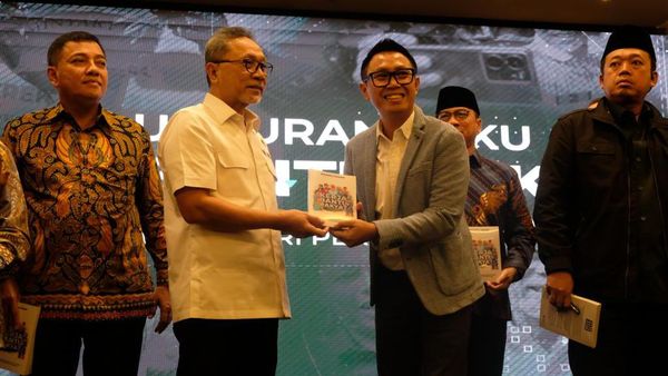 Momen Mendag Luncurkan Buku Zulhas, Kerja Bantu Rakyat