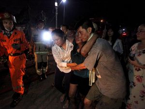 Momen Penyelamatan Ibu-Anak yang Terjebak Kebakaran di Surabaya