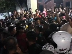 Gagal Maling Motor, 2 Pria di Probolinggo Babak Belur Diamuk Massa