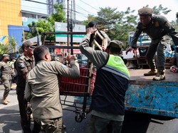 Ganggu Pedestrian, Barang PKL Sepanjang Trotoar Pasar Senen Ditertibkan