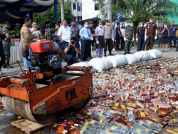 Bea Cukai Tembilahan Musnahkan Miras-4 Juta Batang Rokok Illegal Senilai Rp 4 M