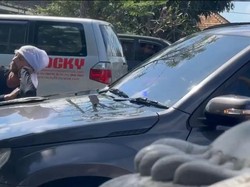 Detik-detik Bule Nyentrik Hadang dan Rusak Mobil Polisi di Bali