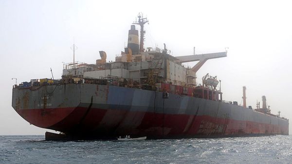 Penampakan Kapal Tanker yang Membusuk di Laut Merah