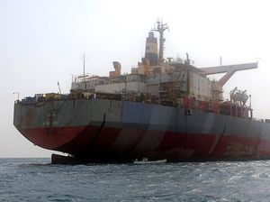 Penampakan Kapal Tanker yang Membusuk di Laut Merah Penampakan Kapal Tanker yang Membusuk di Laut Merah