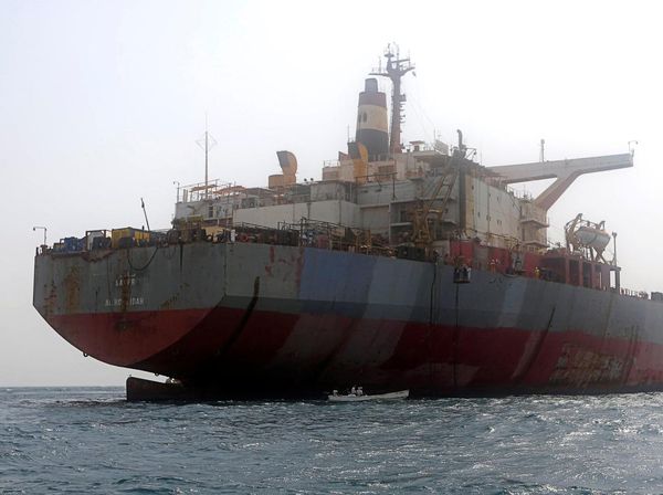 Penampakan Kapal Tanker yang Membusuk di Laut Merah