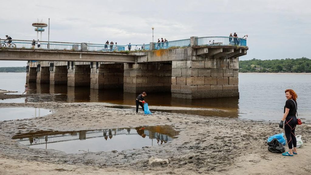 Penampakan Sungai Dnipro yang Surut Akibat Bendungan Kakhovka Rusak Penampakan Sungai Dnipro yang Surut Akibat Bendungan Kakhovka Rusak