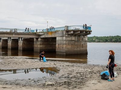 Penampakan Sungai Dnipro yang Surut Akibat Bendungan Kakhovka Rusak