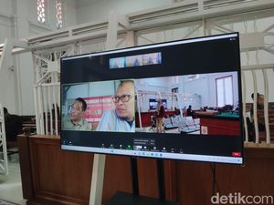 Bacakan Duplik, Haris YL Kekeh Merasa Tak Bersalah di Kasus Korupsi PDAM Bacakan Duplik, Haris YL Kekeh Merasa Tak Bersalah di Kasus Korupsi PDAM