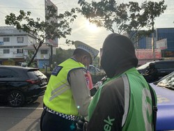 Driver Ojol Tak Terima Ditilang Saat Parkir di Bahu Jalan Margonda Depok