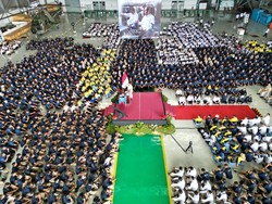 Kala Prabowo Disambut Ribuan Pekerja Industri Pertahanan di HUT Defend ID