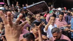 Momen Jokowi Dikerumuni Warga di Pasar Menteng Pulo