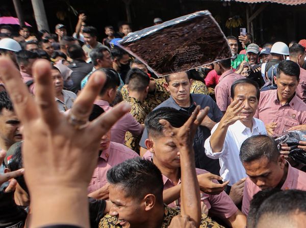 Momen Jokowi Dikerumuni Warga di Pasar Menteng Pulo