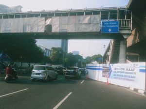 Ada Perbaikan Halte TransJ, 1 Jalur ke Arah Flyover Slipi Tak Bisa Dilintasi Ada Perbaikan Halte TransJ, 1 Jalur ke Arah Flyover Slipi Tak Bisa Dilintasi