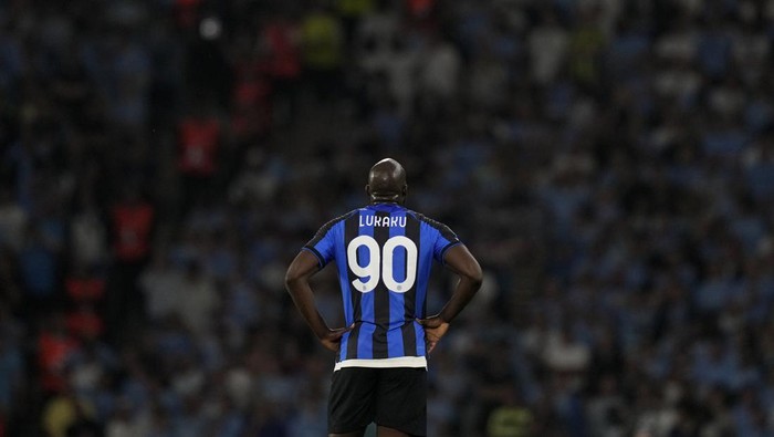 Inter Milans Romelu Lukaku gestures during the Champions League final soccer match between Manchester City and Inter Milan at the Ataturk Olympic Stadium in Istanbul, Turkey, Saturday, June 10, 2023. (AP Photo/Antonio Calanni)