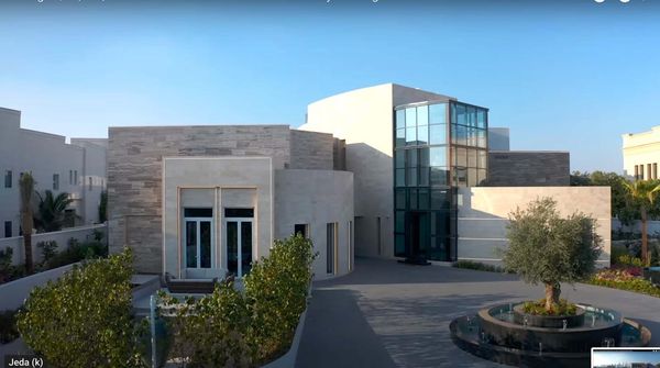 15 Foto Rumah Crazy Rich Dubai Seharga Rp 717 M, Garasinya bak Punya Batman