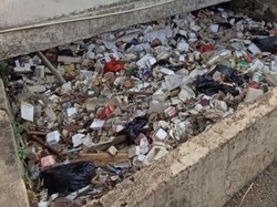 Sampah Mandek di Kali Margonda Depok, Warga Keluhkan Bau Tak Sedap