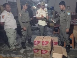 Puluhan Botol Miras Diamankan dari Warkop di Lamongan