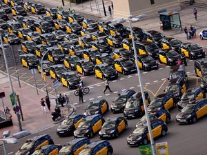 Sopir Taksi di Barcelona Demo, Protes Putusan Terkait Taksi Online