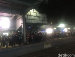 Penampakan Penuhnya Peron Stasiun Sudirman di Jam Pulang Kantor