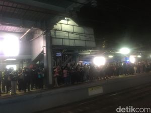 Curhat Anker di Penuhnya Stasiun Sudirman: KRL Lama Datang, Desak-desakan Curhat Anker di Penuhnya Stasiun Sudirman: KRL Lama Datang, Desak-desakan