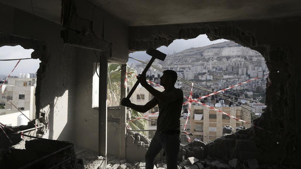 Tentara Israel Kembali Hancurkan Rumah di Palestina, Begini Penampakannya Pasukan tentara Israel kembali menghancurkan rumah di Palestina. Kali ini di kawasan Nablus. Begini penampakannya.