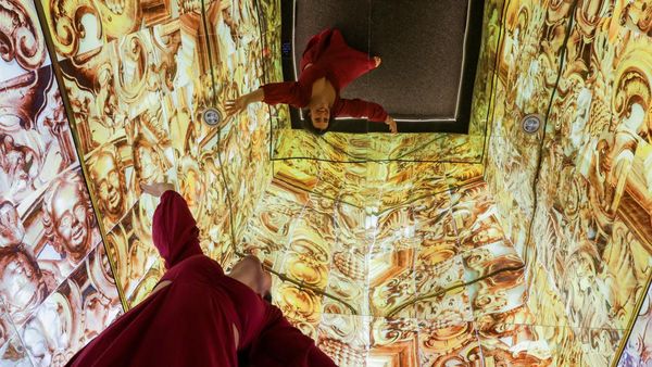 Terpukau Keajaiban Alam di Pameran Digital Instalasi Cermin