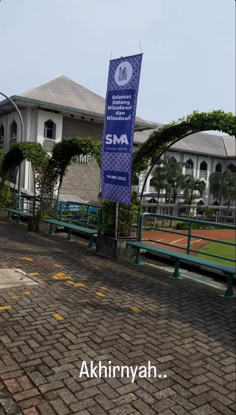 Tora Sudiro dan Anggi Kadiman Hadiri Wisuda Anak
