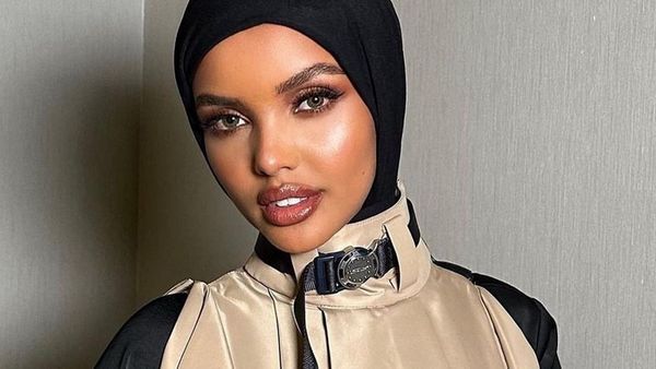 10 Foto Transformasi Halima Aden, Model Hijab Pertama Vogue Kini Pamer Rambut