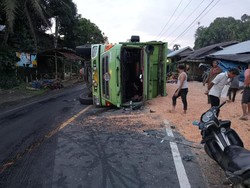 Truk Muat Jagung Terbalik di Sibolangit, Polisi Terapkan Buka Tutup Jalur