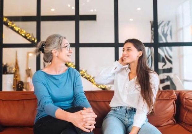 Tunjukan perasaan tertarik/ foto: Freepik/ teksomolika Dua perempuan sedang mengobrol