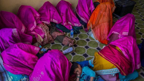 Uniknya Pernikahan Massal di India, Kepala Ditutup Kain Ungu dan Oranye