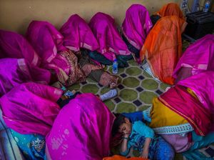 Uniknya Pernikahan Massal di India, Kepala Ditutup Kain Ungu dan Oranye