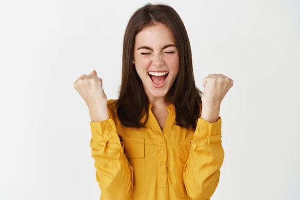 Perempuan berpose yes