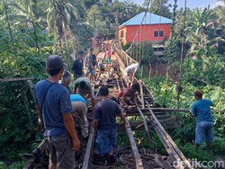 Tak Kunjung Tersentuh Pemerintah, Warga Perbaiki Sendiri Jembatan Rusak